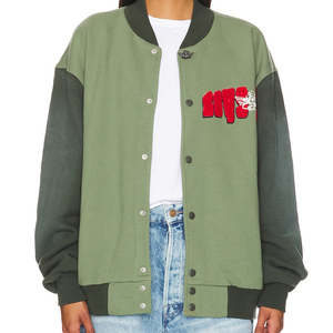 Chaqueta universitaria con botón a presión para mujer, chaqueta de béisbol verde personalizada de diseño único para mujer, Chaqueta corta de lana y Letterman para mujer - Product Image 1