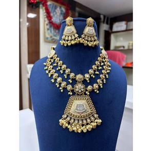 Conjunto de Collar y Aretes de Diseño de Alta Calidad con Baño de Oro y Piedras que Parecen Tradicionales para Bodas, Colección para Mujer - Product Image 1