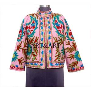 Chaqueta Boho de Algodón con Bordado Suzani de Pato Hecho a Mano, Acolchada, Ecológica, Transpirable y Personalizable, con Diseño Floral Artístico - Product Image 1