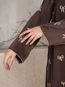 2025 Dubai Luxe Brun Abaya Vêtements Islamiques Abaya 100% Polyester Tik Tok Tissu Bowknot Broderie Abaya au Prix de Gros - Product Image 6