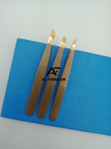 Pince à épiler les sourcils marron à pointe dorée, en acier inoxydable chirurgical de haute qualité, à pointe biseautée et fine - Product Image 3