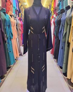 Hermosa Abaya negra de Dubái para mujer, de trabajo manual caftán, ropa islámica tradicional con accesorio musulmán - Product Image 1