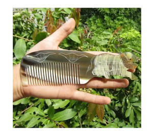 Peine de cuerno de búfalo entregado para el montaje del kit de aseo minoristas de cepillos de pelo y vendedores de regalos artesanales - Product Image 1