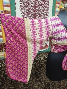 Top portefeuille en soie pour femmes avec manches cloche à manches longues, coupe courte et cravate sur le devant, idéal pour la mode et les fêtes. - Product Image 3