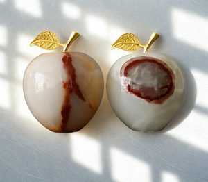 งานแกะสลักแอปเปิ้ลจากหินออนิกซ์ธรรมชาติ ขนาด 9 x 8 ซม. งานแฮนด์เมด ของตกแต่งผลไม้จากหิน ของตกแต่งบ้านสุดหรูจากหินออนิกซ์ ของประดับตกแต่งจากคริสตัลหิน ของขวัญ - Product Image 1