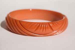 Sunset Bliss Brazalete de resina hecho a mano para mujer, pulsera de remolino artístico audaz con colores vibrantes - Product Image 3