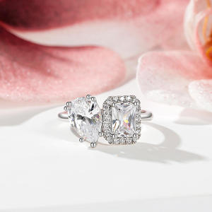 Anillo Jeulia Toi Et Moi con Dos Piedras en Forma de Halo, Esmeralda y Corte Pera en Oro Rosa de 18K - Product Image 5