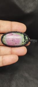 Collar con Colgante de Macramé de Rubí Zoisita, Joyería Boho Hecha a Mano para Mujer, Cordón Ajustable - Product Image 5