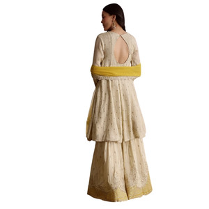 Traje de marfil Crush Tissue Sharara con trabajo de lentejuelas Zari para recepción festiva de fiesta de boda y celebraciones culturales tradicionales - Product Image 4