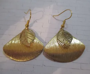 ต่างหูทองเหลืองรูปหยดน้ำสำหรับผู้หญิงต่างหูชุบทองขัดเงาทำด้วยมือคุณภาพสูง - Product Image 4