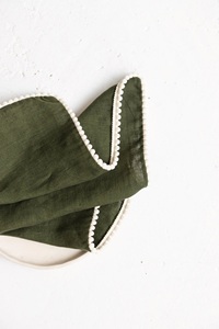 Ensemble de serviettes en lin vert foncé fait à la main bio personnalisable avec pompon Serviettes en tissu de style européen et accessoires - Product Image 2