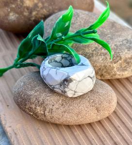 Anillo facetado de piedras preciosas de howlita natural, anillo hermoso tallado a mano, anillo llamativo, joyería de piedras preciosas de howlita - Product Image 4