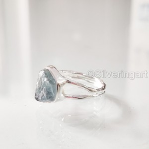 Bague pour femme en argent sterling 925 avec pierre brute naturelle d'aigue-marine martelée, pierre de naissance de mars - Product Image 2
