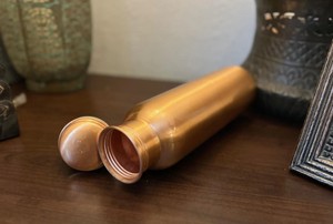 Botella de Agua de Metal Puro de Cobre de Larga Duración para Beneficios Ayurvédicos para la Salud, Hidratación Limpia y Necesidades Diarias de Bienestar - Product Image 3