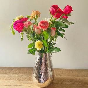 Vase à fleurs Art Déco en aluminium Design goutte finition argentée Vase de table décoratif pour la maison et le salon - Product Image 2