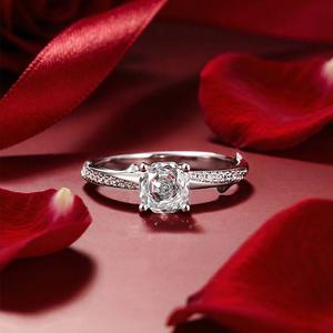 Anillo de Compromiso Jeulia Twist con Corte de Pétalo de Rosa y Moissanita Pavé - Product Image 5