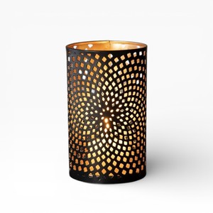 Portavelas Decorativo de Metal Negro con Patrón Cuadrado Perforado y Acabado Interior Dorado - Product Image 6