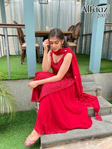 Cómodo uso diario y listo para fiestas Heavy GEORGETTE Bordado Secuencia Trabajo Color rojo Top & Pent con Dupatta para ropa de niñas - Product Image 5