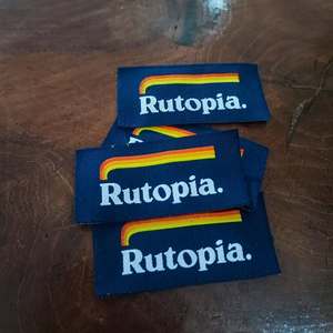 ป้ายผ้าทอมือติดเสื้อพร้อมโลโก้ขนาด2x5ซม. พับได้ตรงกลางพับได้สำหรับ100 - Product Image 1