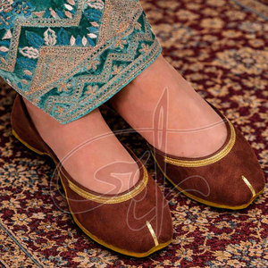 Chaussures Khussa pour femmes sur mesure, antidérapantes, de haute qualité, avec dessus en velours doux, semelle en cuir, broderie, design tendance, quantité en gros - Product Image 4