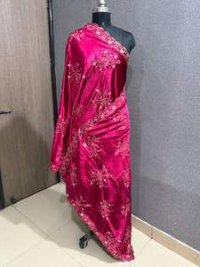 ผ้าคลุมไหล่กำมะหยี่ Makhmali แบบขายส่งจากโรงงาน พร้อมลายปักดอกไม้หนักแน่น ให้ความอบอุ่นในฤดูหนาว เหมาะสำหรับงานแต่งงานและเทศกาลในอินเดีย - Product Image 3