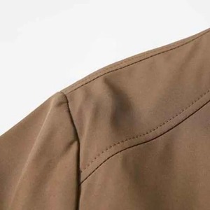 Chaqueta de bombardero de satén moderna OEM para hombres con punto de hombro suave y chaqueta de invierno con cremallera frontal duradera - Product Image 5