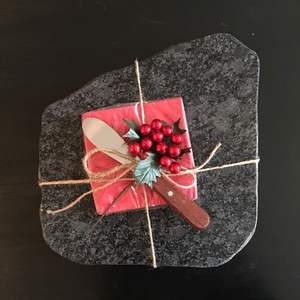 Planche à découper en marbre élégante, conçue pour la préparation des aliments en cuisine, hacher, trancher, servir, surface en pierre durable - Product Image 3