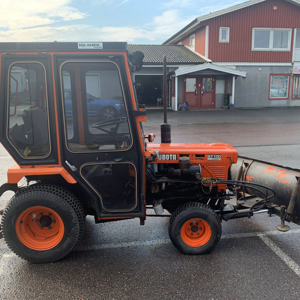 Pour tracteur à roues Kubota B7100 35 CV, équipement agricole avec composants essentiels : moteur, pompe à engrenages, boîte de vitesses - Product Image 1