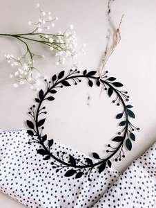 Hermosa corona decorativa de metal, trabajo de hojas florales para la decoración de la pared del hogar con detalles artísticos hechos a mano - Product Image 6