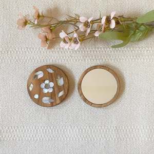 Charmant miroir en bois portable avec incrustation de coquillage naturel personnalisé pour les cadeaux d'anniversaire - Product Image 2