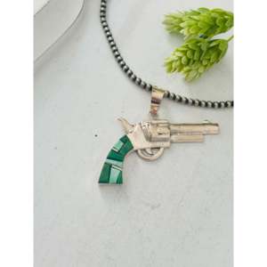 Pendentif pistolet multi-pierres et argent sterling de Bobby Mannelito avec serti clos et motif numéroté, fabrication indienne - Product Image 3