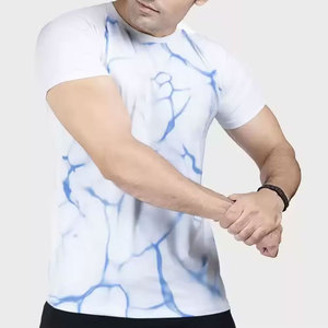 เสื้อยืดผู้ชายทรงเข้ารูป แขนสั้น พิมพ์ลายแบบซับลิเมชั่น คอกลม แห้งเร็ว สวมใส่สบาย สีขาวลายฟ้า ผ้าถักโพลีเอสเตอร์ - Product Image 4