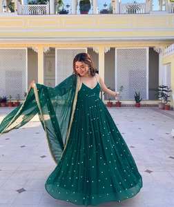 Robe VISHNU K DESIGNS, pantalon, dupatta, tissu en georgette fleuri, broderie en sequins et zari de 3 mm, sans manches, toutes saisons - Product Image 2