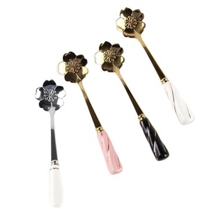 ชุดเครื่องใช้บนโต๊ะอาหารด้ามเซรามิกเคลือบ PVD ลายดอกไม้สีทองสำหรับงานแต่งงานเครื่องครัวและร้านอาหาร - Product Image 1