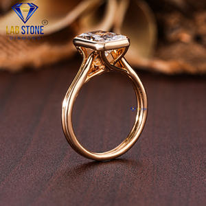 Anillo de Oro Amarillo con Diamante Radiante y Corte Redondo de 3.40 TDW, Color EF-VS, Impresionante - Product Image 5