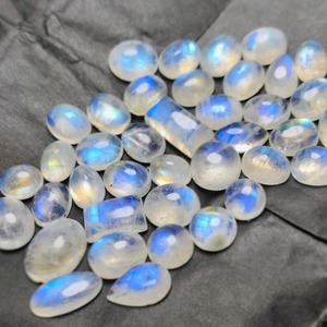 Lote de Cabujones de Piedra Lunar Arcoíris Blanca Natural con Efecto de Fuego Azul Intenso de 3-5 Quilates Sueltos para Fabricación de Joyas - Product Image 3