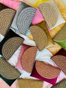 กระเป๋าคลัทช์สำหรับงานแต่งผ้าแคนวาสสไตล์ปักด้วยมือลายดอกไม้สไตล์วินเทจ - Product Image 2