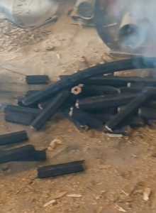 Briquetas de Carbón Vegetal de Madera Dura Premium, Calor Duradero y Bajo Humo para Asar y Aplicaciones de Calefacción - Product Image 5