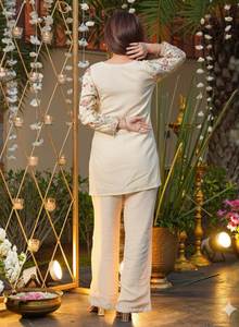 ชุดเซ็ตเครปฝรั่งเศสพรีเมียมขายส่ง ชุดคุर्ติปักลาย กางเกงขายาว 2 ชิ้น ชุดอินโด-เวสเทิร์นสำหรับผู้หญิง - Product Image 4