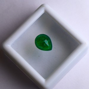 พลอยมรกตธรรมชาติจากแซมเบียทรงรี ผ่านการอบความร้อน ของผู้ผลิตชาวอินเดีย สำหรับทำเครื่องประดับ สีเขียวขัดเงา - Product Image 6