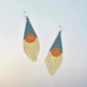 Boucles d'oreilles uniques faites à la main avec broderie de perles de rocaille Bijoux brodés de perles entièrement personnalisables - Product Image 5