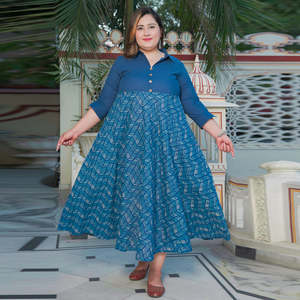 Robe Anarkali en coton à imprimé géométrique bleu grande taille pour femmes avec col rond et manches trois quarts conçue pour être confortable - Product Image 3