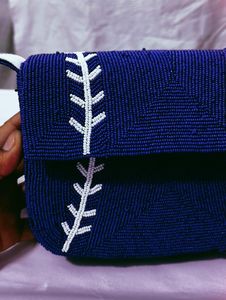 กระเป๋าลูกปัดแก้วหลากสีพร้อมหูหิ้ว กระเป๋าถือลำลอง งานฝีมืออินเดีย ทำด้วยมือ รูปทรงบาแกตต์ งานฝีมือ MS - Product Image 2