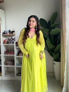 Ensemble prêt-à-porter de créateur pour soirée, composé d'un haut en faux georgette brodé de sequins, d'un pantalon en micro-coton et d'un dupatta en faux georgette. - Product Image 4
