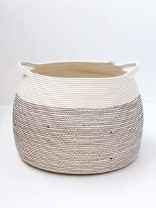 Panier en corde macramé fait à la main pour une décoration intérieure durable, favorisant une vie éco-responsable et élégante - Product Image 4