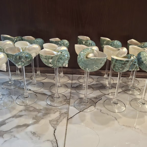 Gobelet à cocktail élégant en forme de coquillage avec pied en verre transparent pour la décoration de bar à domicile, fabrication vietnamienne - Product Image 1