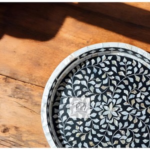 Bandeja redonda negra de madreperla de gran venta con patrón floral bandeja de servicio decorativa hecha a mano pieza de acento - Product Image 4