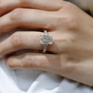 Bague de fiançailles élégante en Moissanite 2.72 TCW taille émeraude Bague de mariée à trois pierres à la mode Accents de baguette coniques certifiés GRA - Product Image 3
