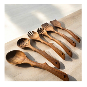Cuchara de madera pulida natural que proporciona una opción sostenible ecológica para restaurantes, hogares y servicios culinarios - Product Image 2