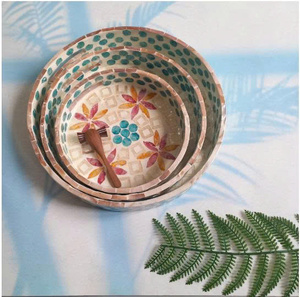 Plateau de service en bambou tissé en gros, écologique, fait à la main avec un design incrusté de nacre - Product Image 5